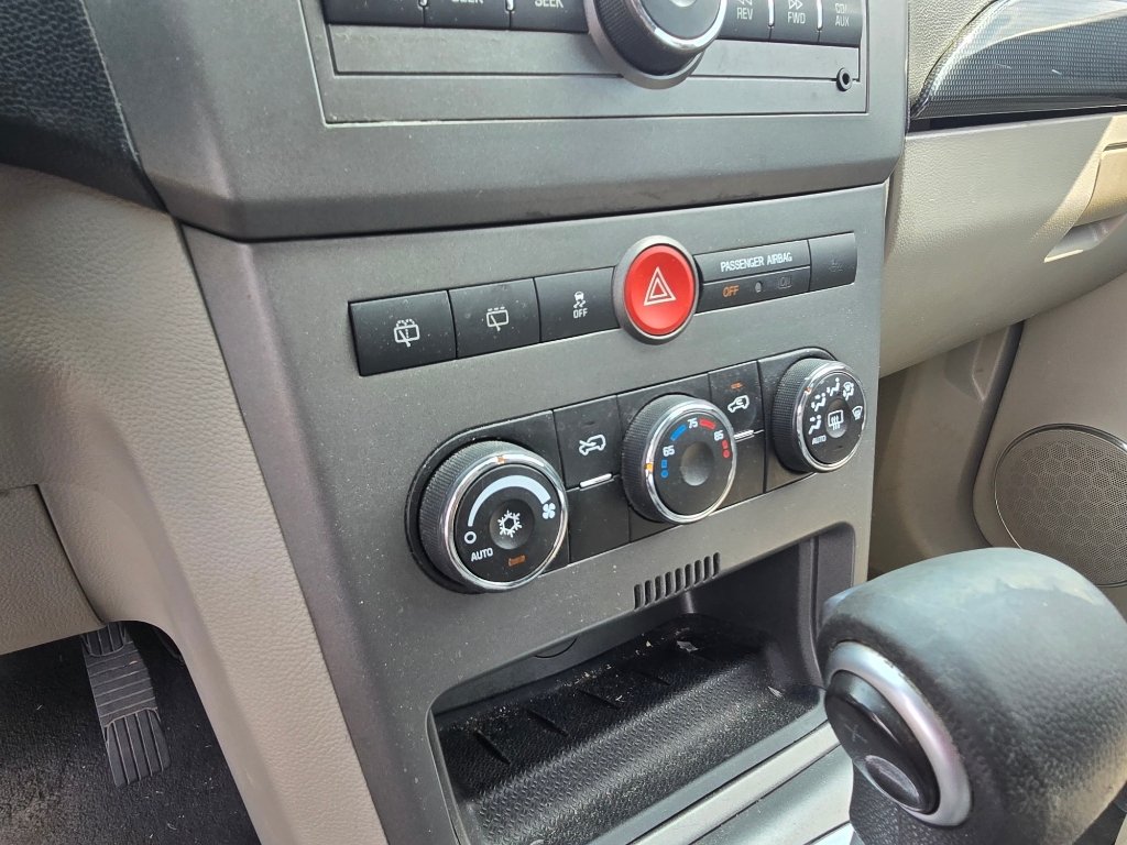 Used 2008 Polar White Saturn XR image 22