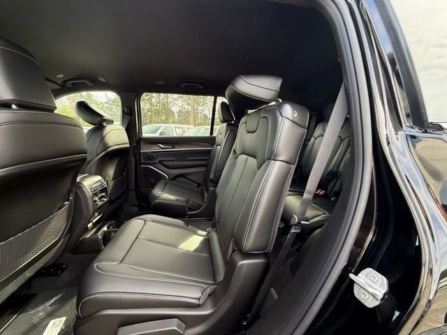 New 2026 Diamond Black Crystal Pearl-Coat Exterior Paint Jeep Limited image 13