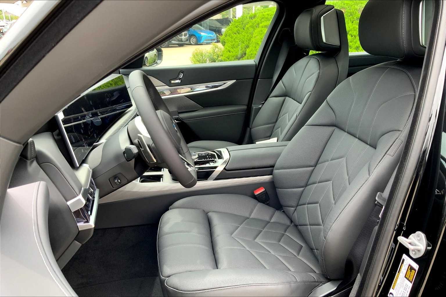 2025 BMW 7 Series 760i - Photo 9