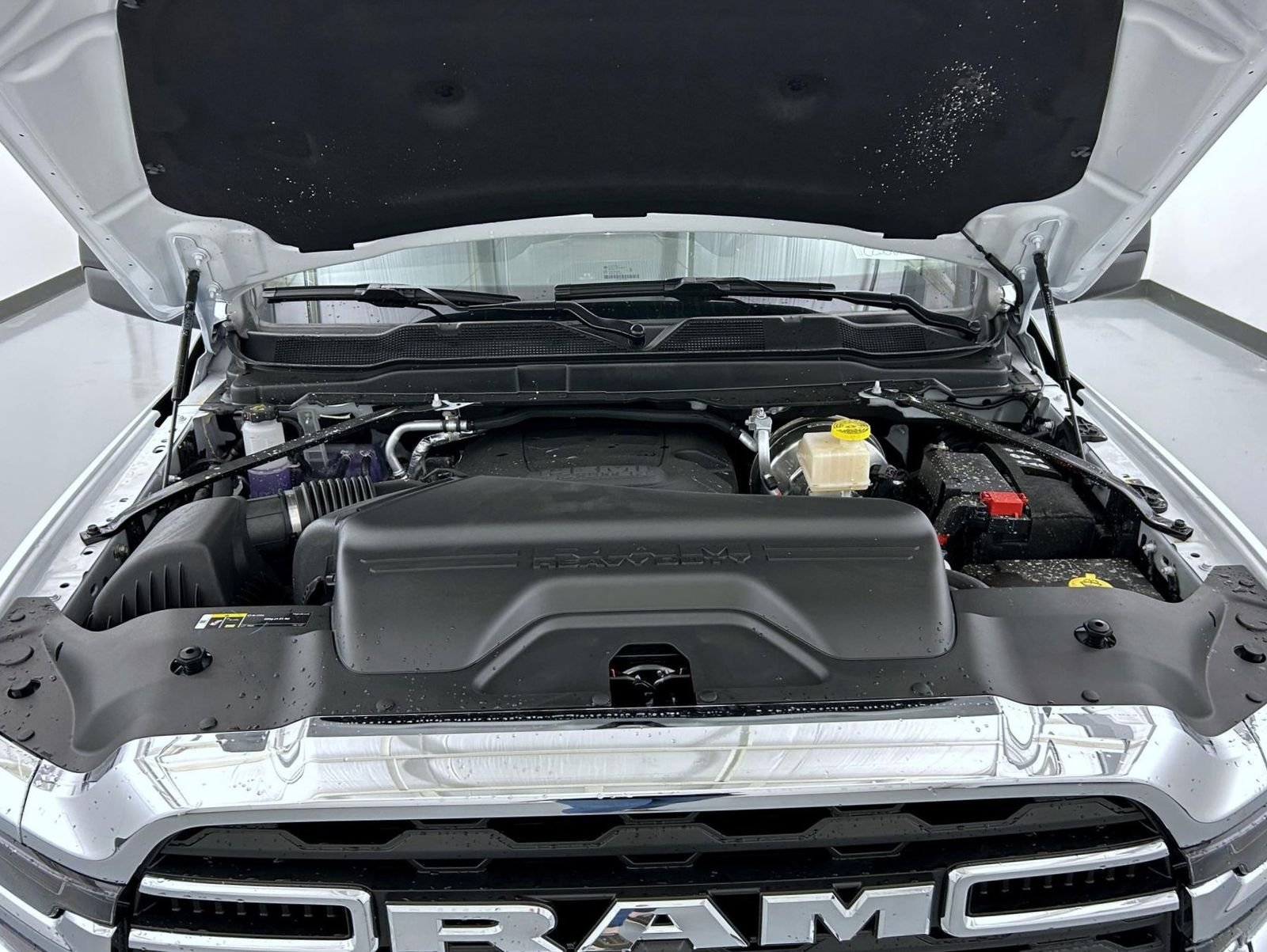 New 2025 Bright White Clear-Coat Exterior Paint RAM Tradesman image 20