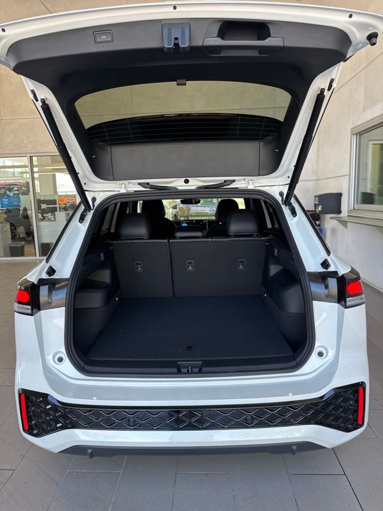 New 2026 White/off-white Volkswagen 2.0T SE R-Line Black image 11