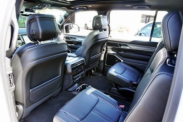 New 2026 Bright White Clear-Coat Exterior Paint Jeep Limited Altitude image 22