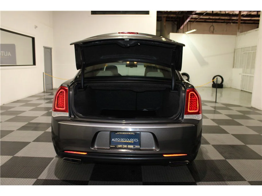 Used 2019 Granite Crystal Metallic Clearcoat Chrysler Touring image 17
