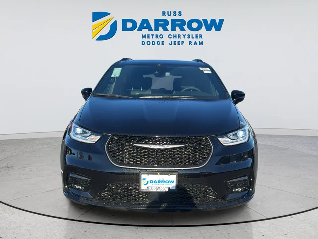 New 2026 Diamond Black Crystal Pearl-Coat Exterior Paint Chrysler Limited image 8