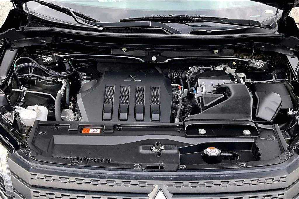 Used 2024 Black Mitsubishi LE image 11