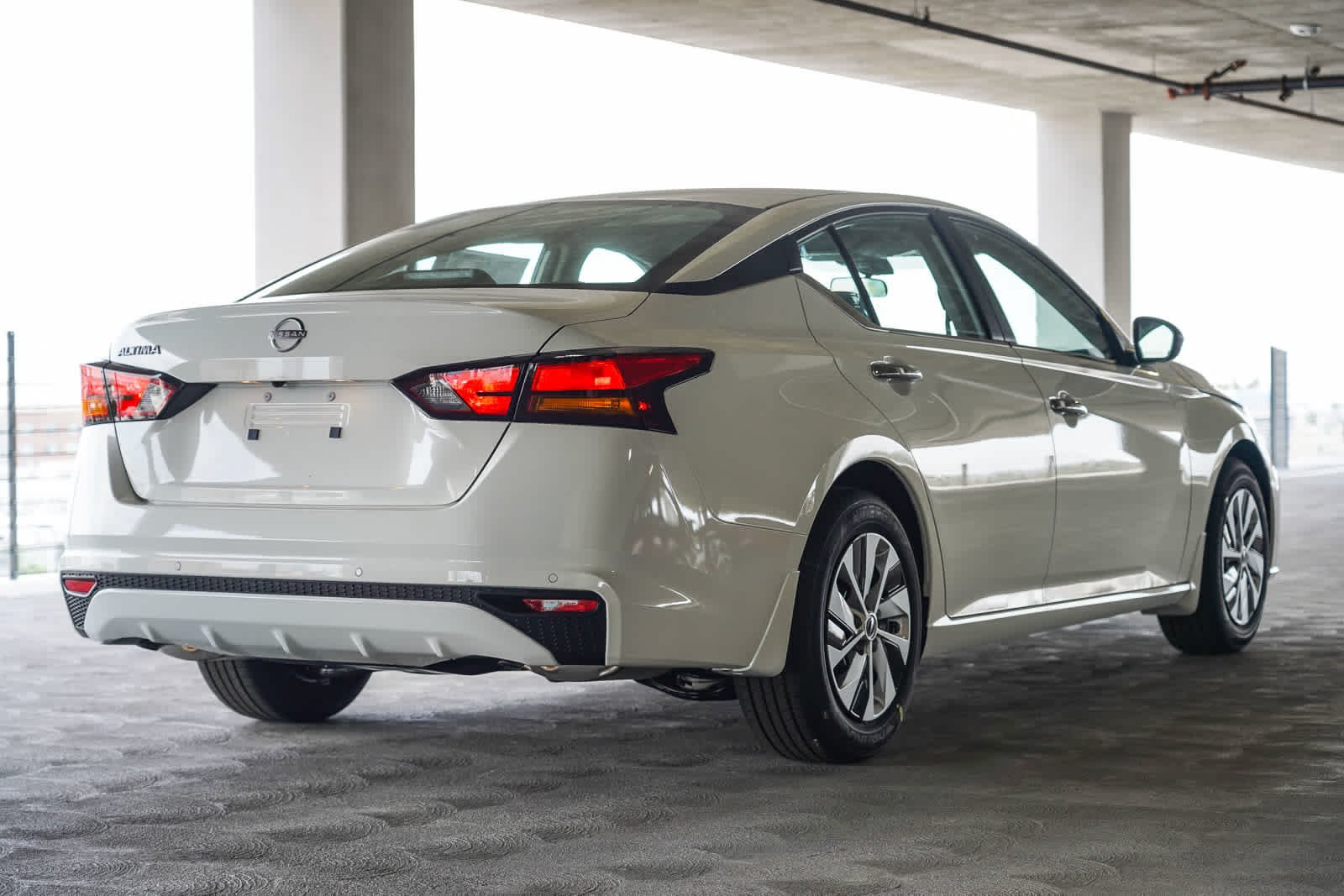 New 2025 Glacier White Nissan S image 5