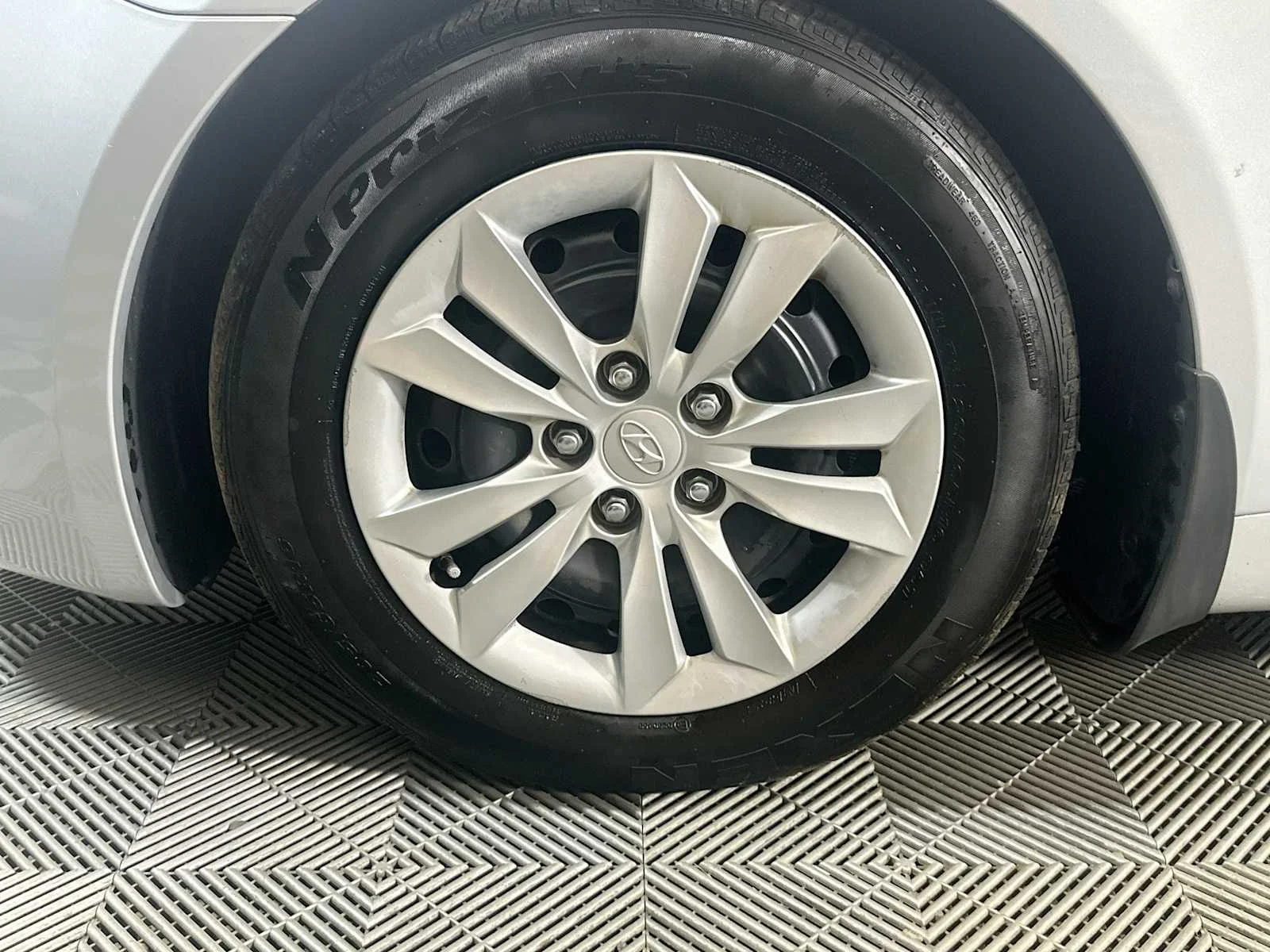 Used 2012 Radiant Silver Hyundai GLS PZEV image 26