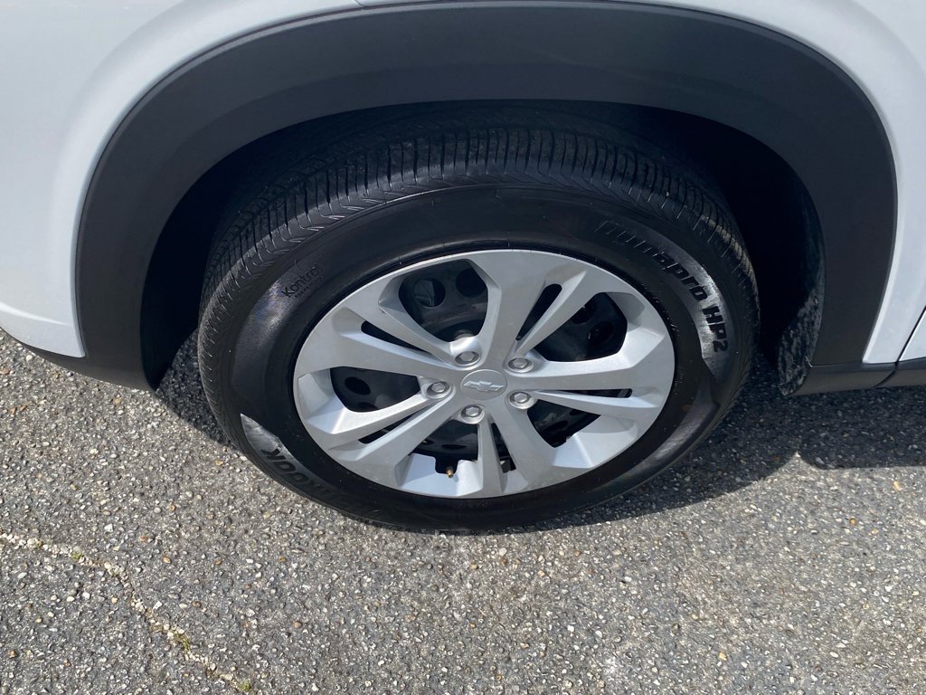 2025 Chevrolet Trax LS - Photo 16