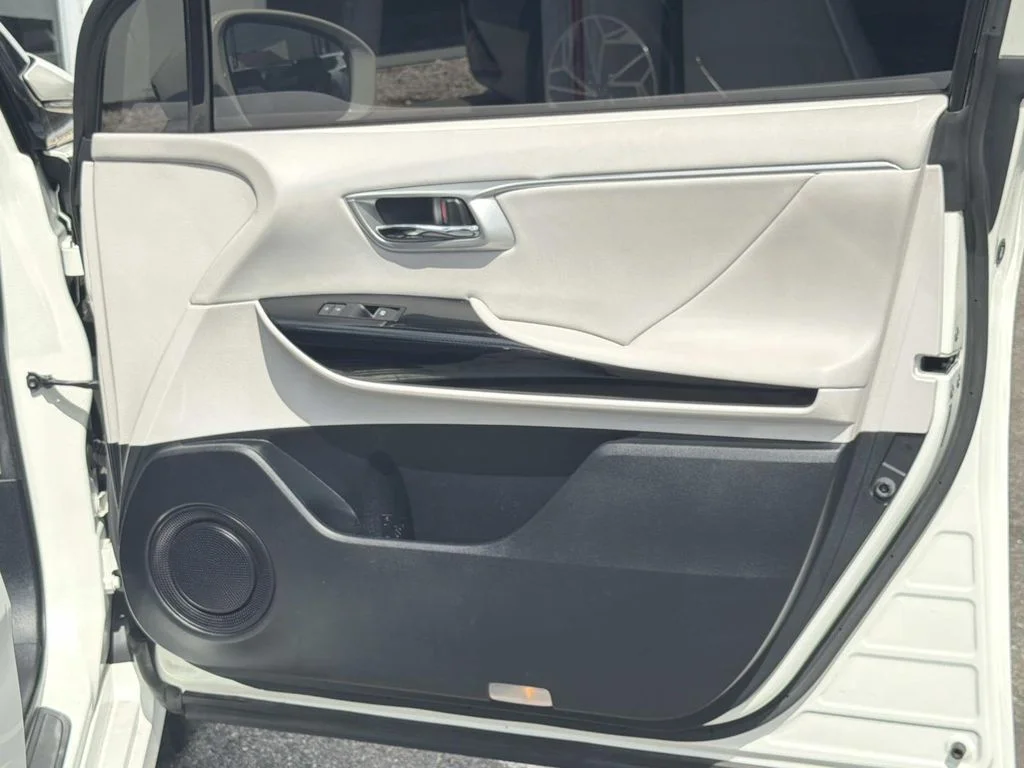 Used 2018 CRYSTAL WHITE Toyota Base image 27