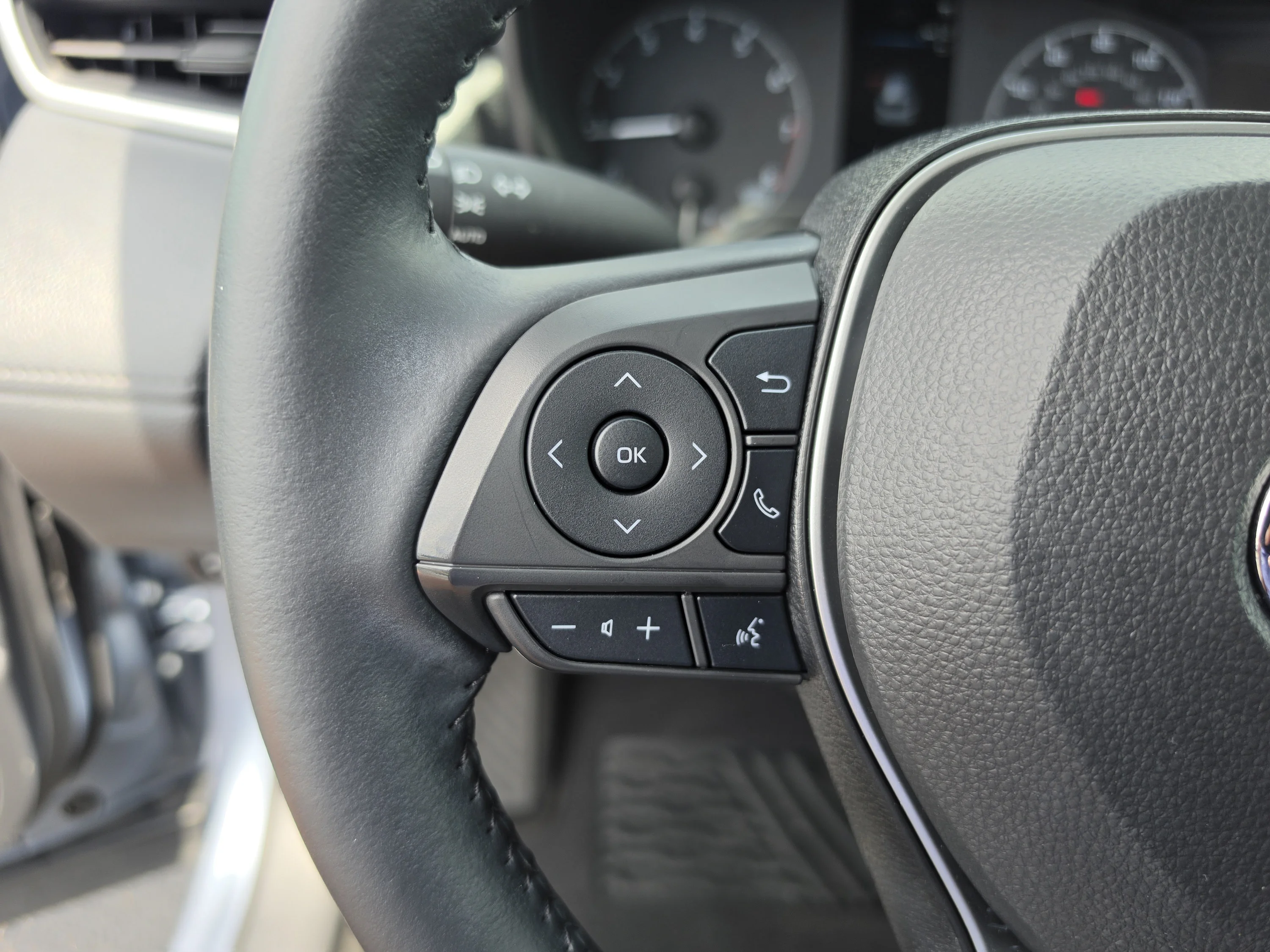 Used 2023 Celestite Toyota LE image 31
