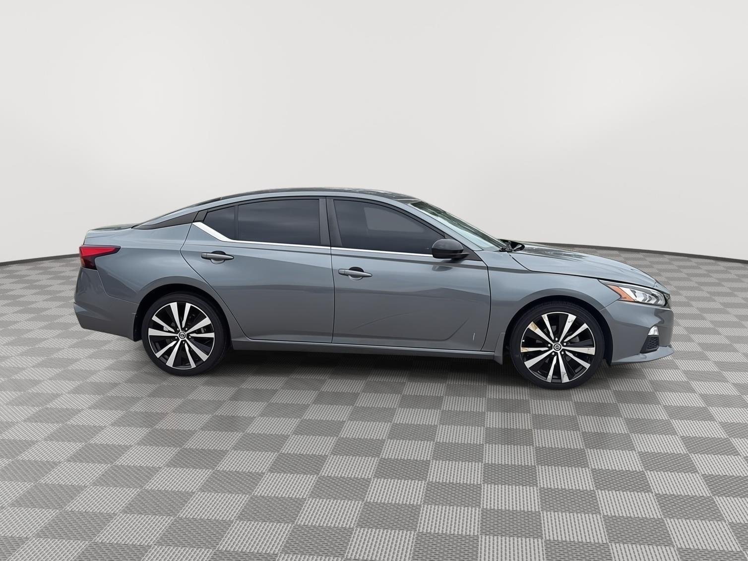 Used 2020 Gun Metallic Nissan 2.5 SR image 3