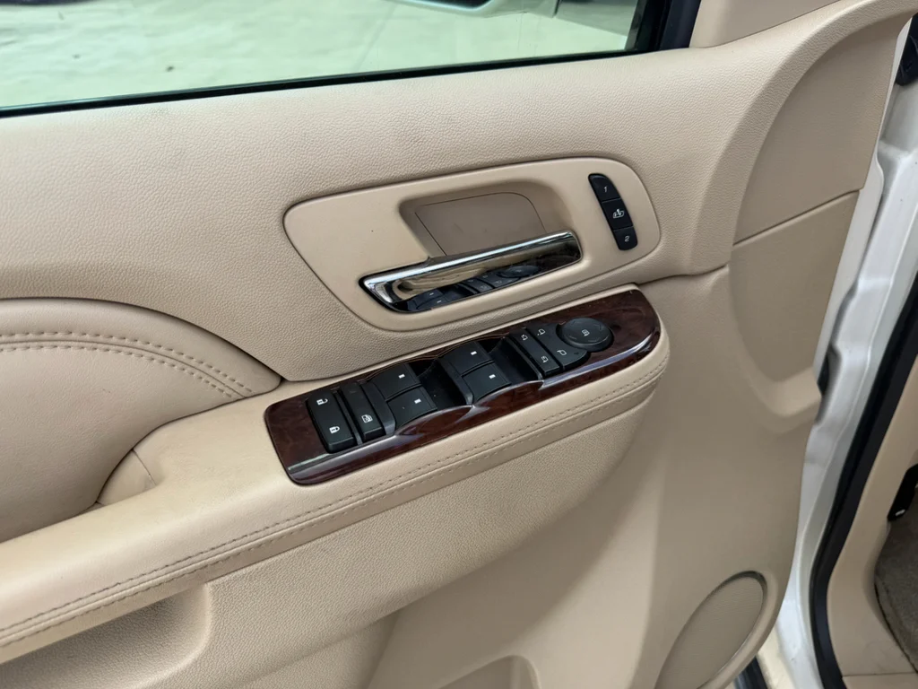 Used 2013 White Diamond Tricoat Cadillac Luxury image 23