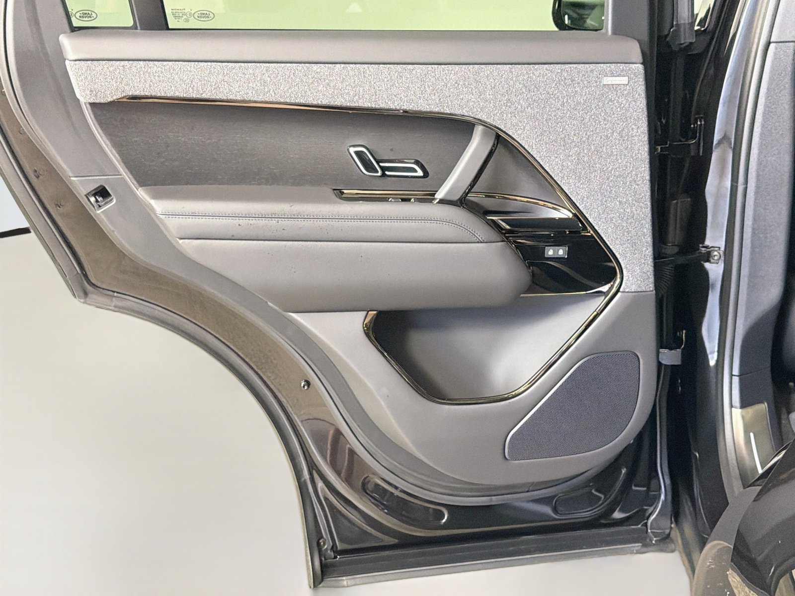 New 2027 Santorini Black LAND ROVER Dynamic SE P400 image 26