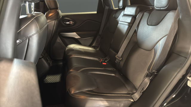 Used 2018 Diamond Black Crystal Pearlcoat Jeep Latitude Plus image 24