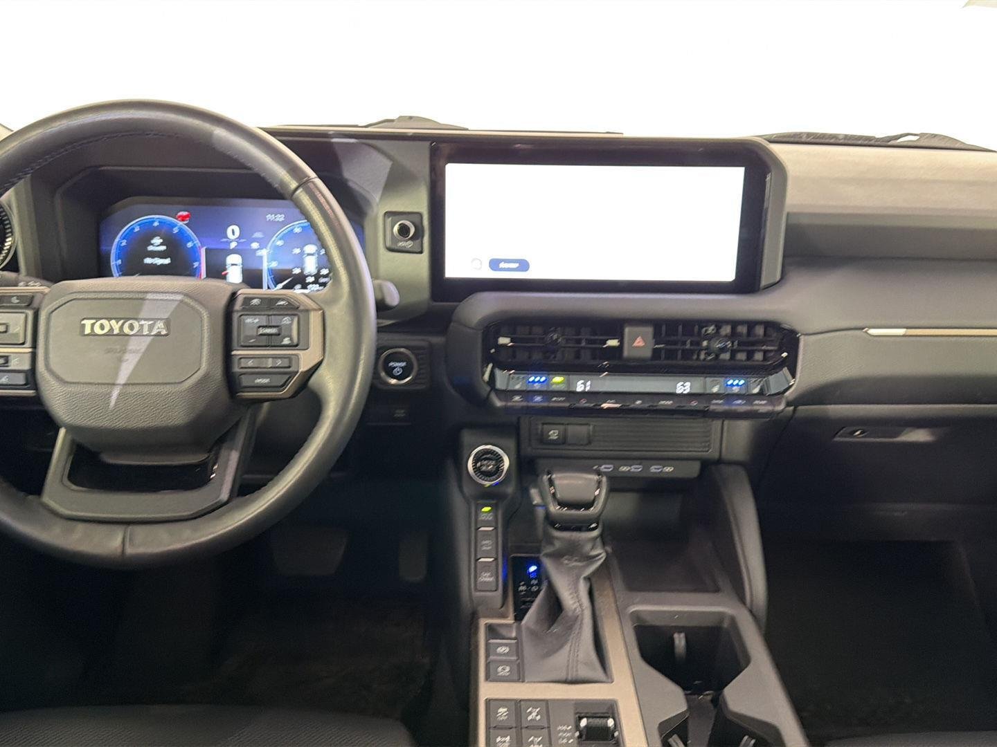 Used 2024 Wind Chill Pearl Toyota Base image 17