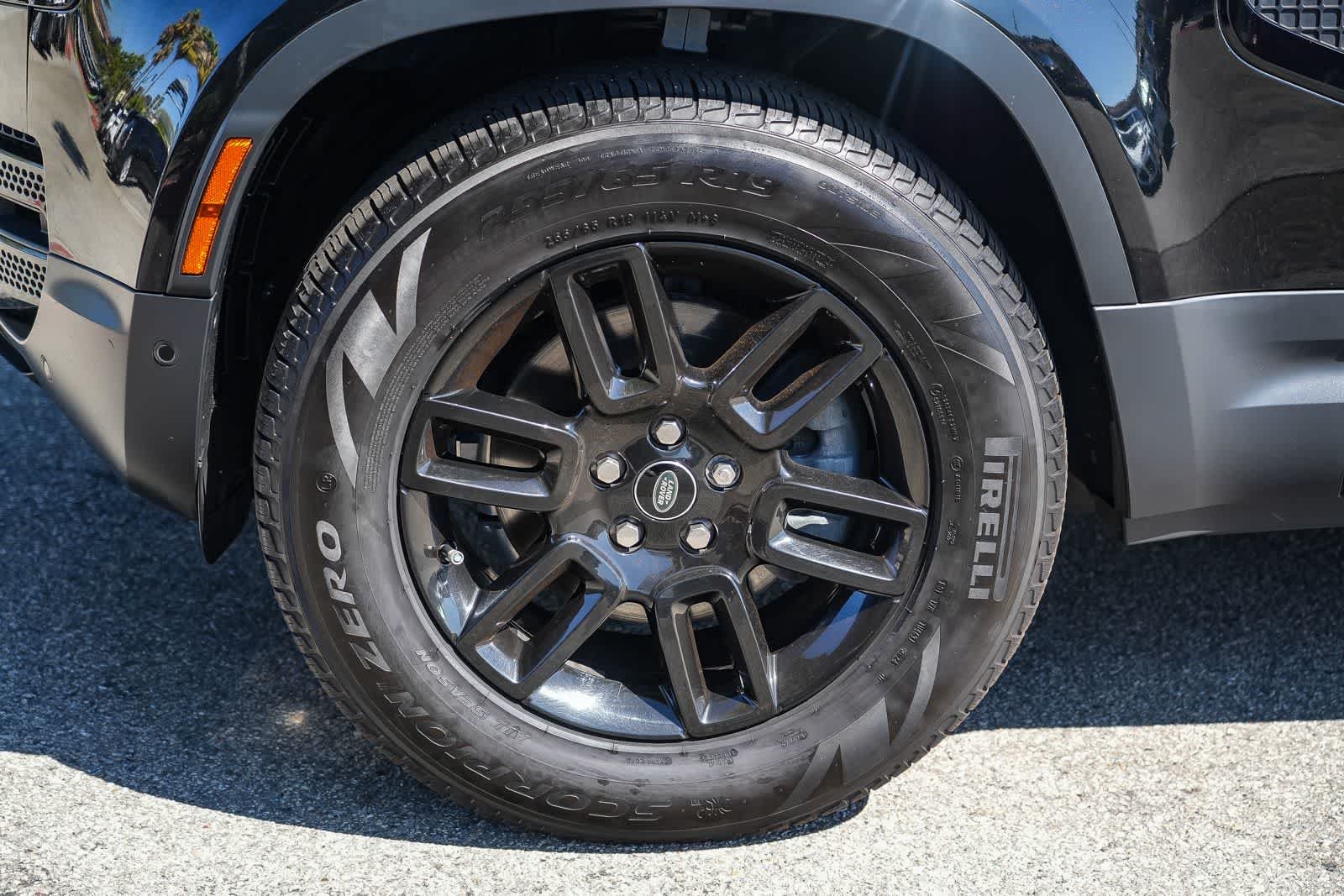 Used 2023 Santorini Black Metallic Land Rover S image 9