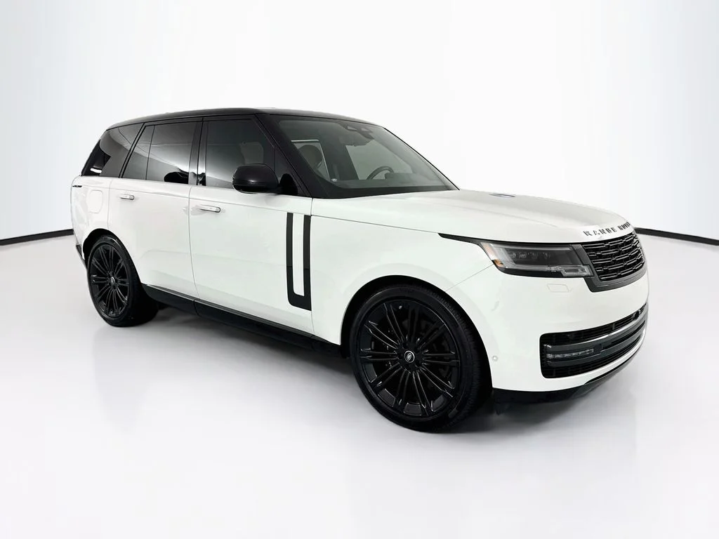 Used 2025 White Land Rover SE image 3