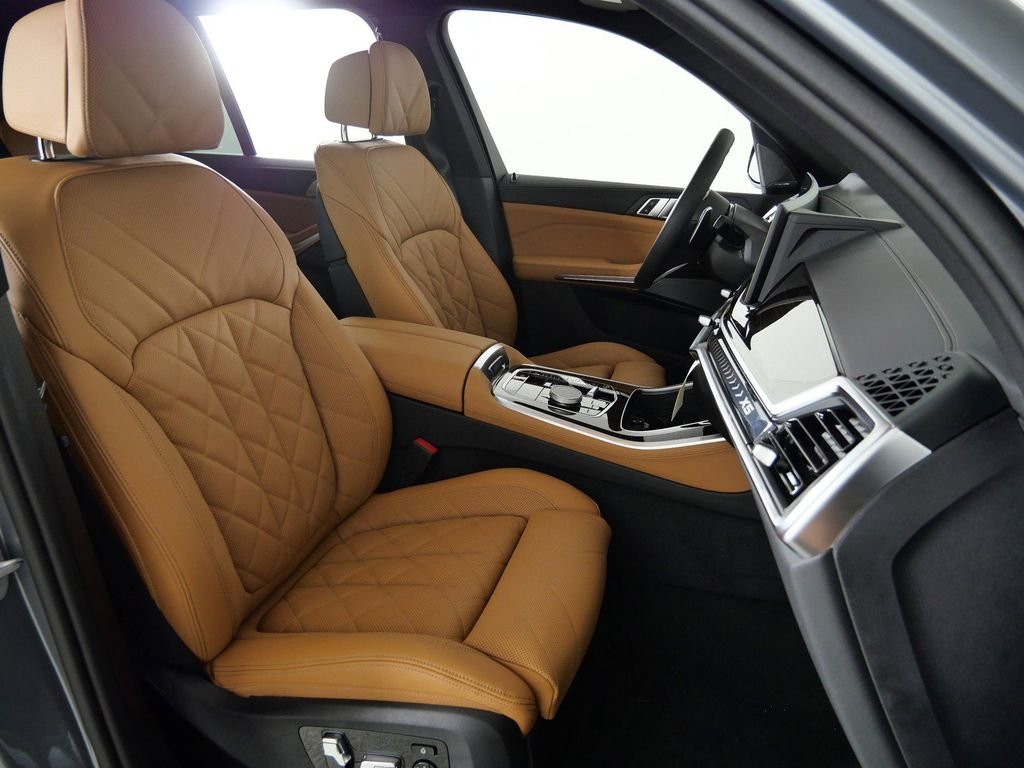 Used 2026 Skyscraper Grey Metallic BMW xDrive40i image 22