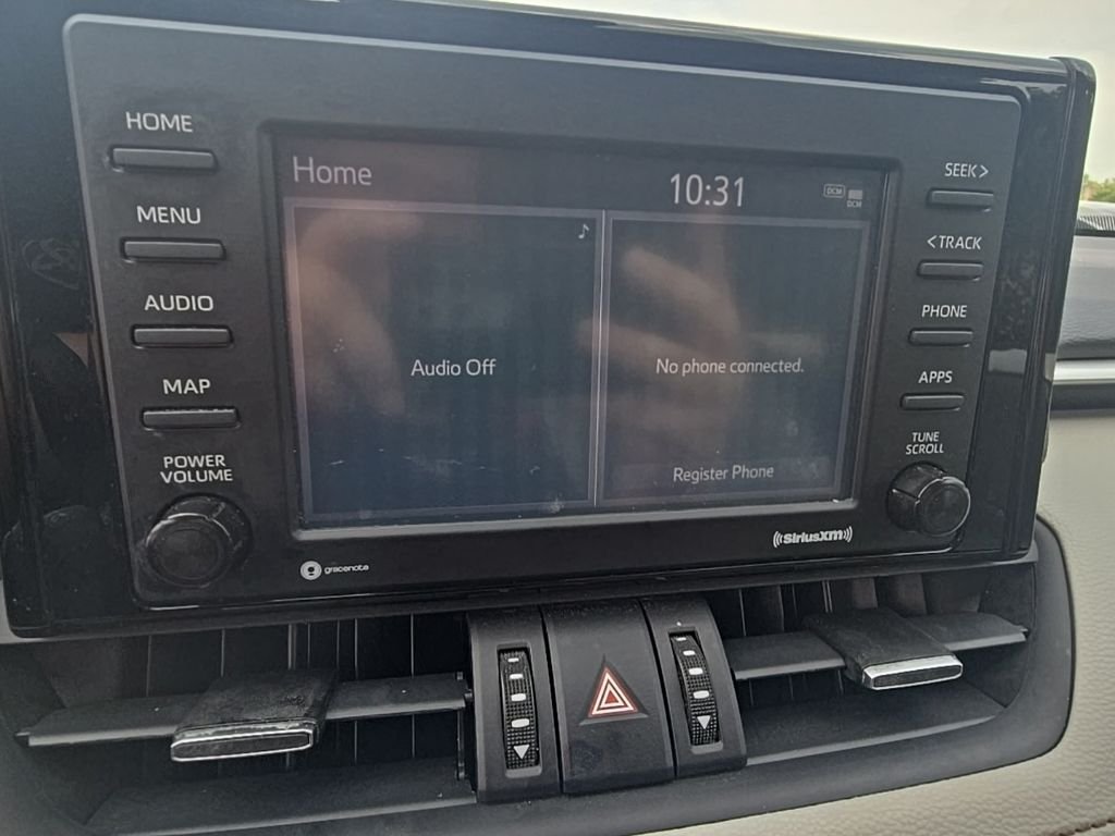 Used 2020  Toyota XLE Premium image 18