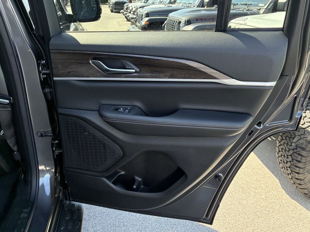 New 2026 Baltic Gray Metallic Clear-Coat Exterior Paint Jeep Altitude image 28