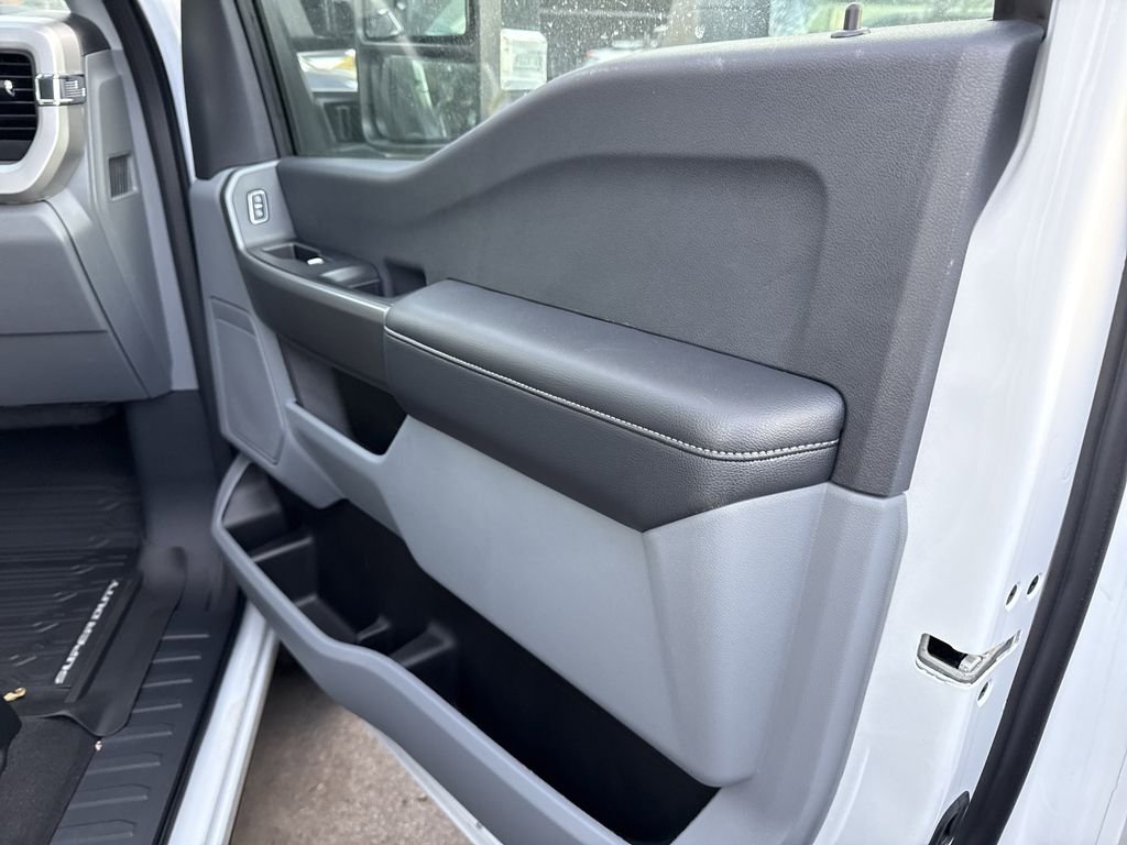 New 2025 Oxford White Ford F-350® XLT image 25