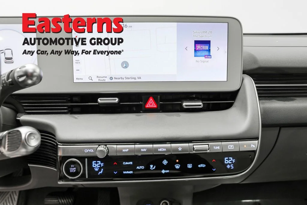 Used 2023 White Hyundai SEL image 18