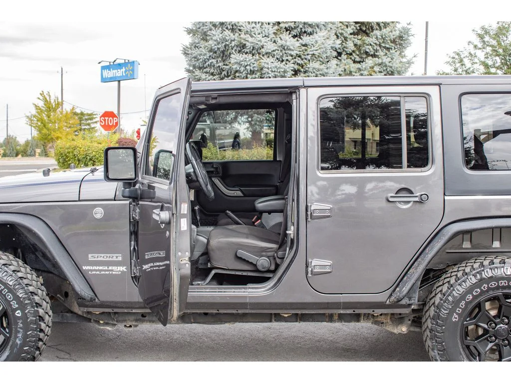 Used 2018 Granite Crystal Metallic Clearcoat Jeep Sport S image 26
