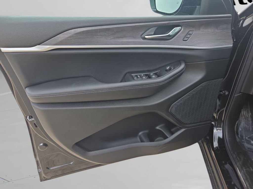 New 2025 Diamond Black Crystal Pearl-Coat Exterior Paint Jeep Limited image 12