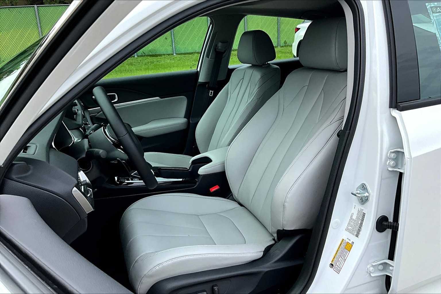Used 2025 Platinum White Pearl Acura  image 9