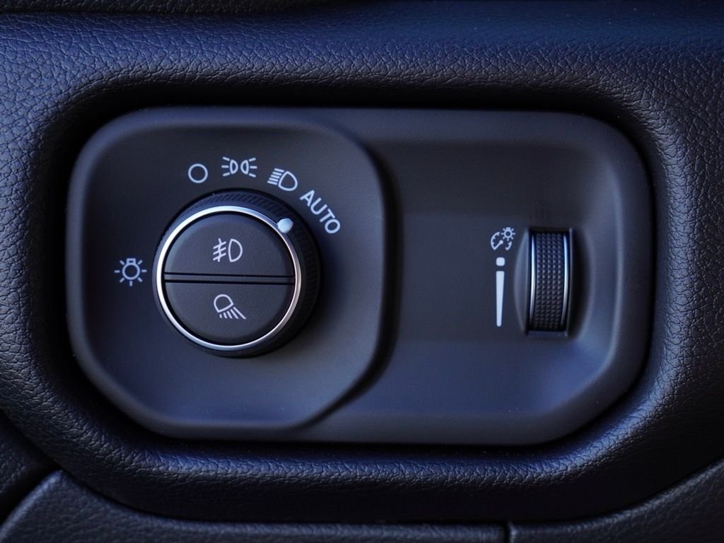 New 2026 Diamond Black Crystal Pearl-Coat Exterior Paint RAM Big Horn Night Edition image 12