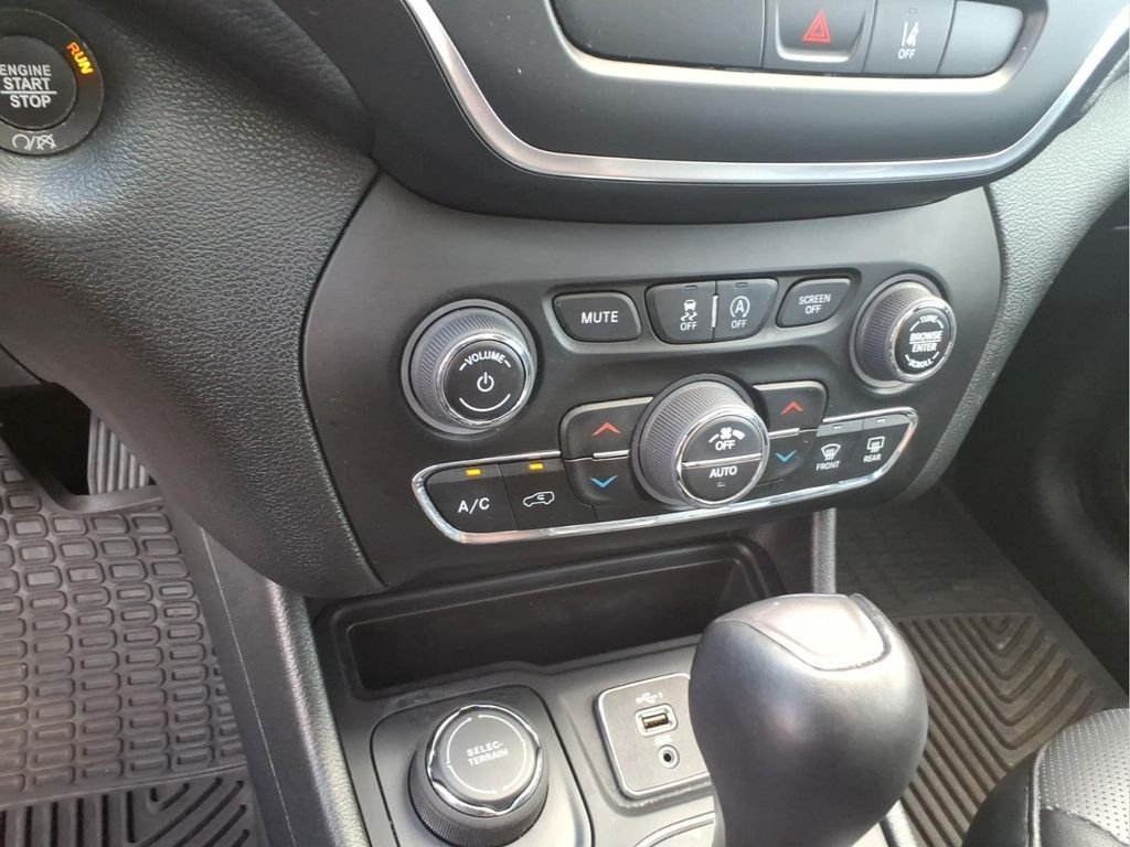 Used 2022 Black Jeep Latitude Lux image 23