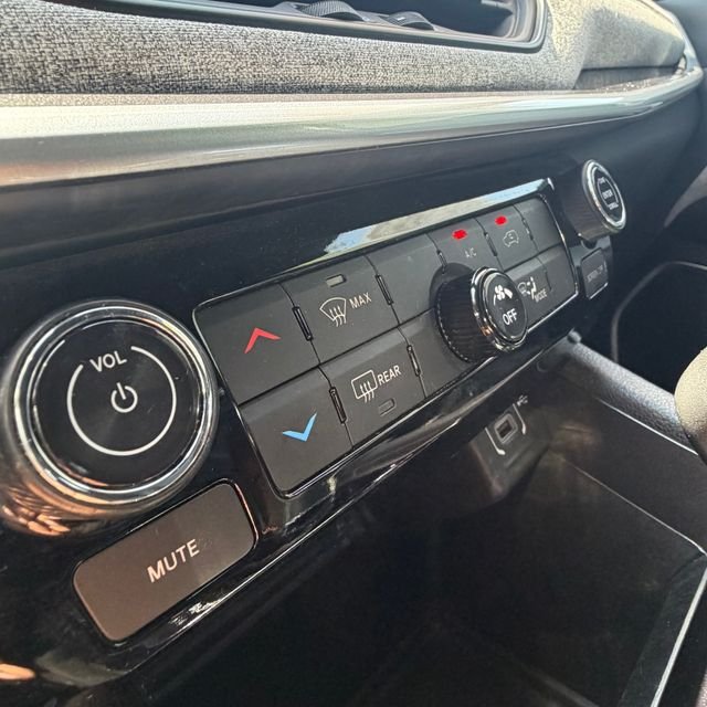 Used 2024 White Jeep Latitude image 21