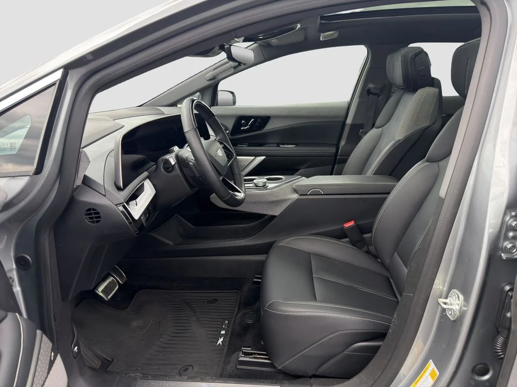 Used 2025 Silver Cadillac Luxury image 9