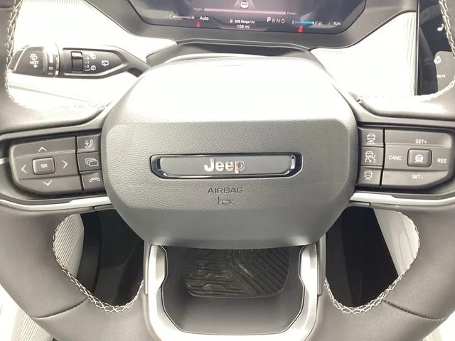 New 2026 Diamond Black Crystal Pearlcoat Jeep LIMITED 4X4 image 13