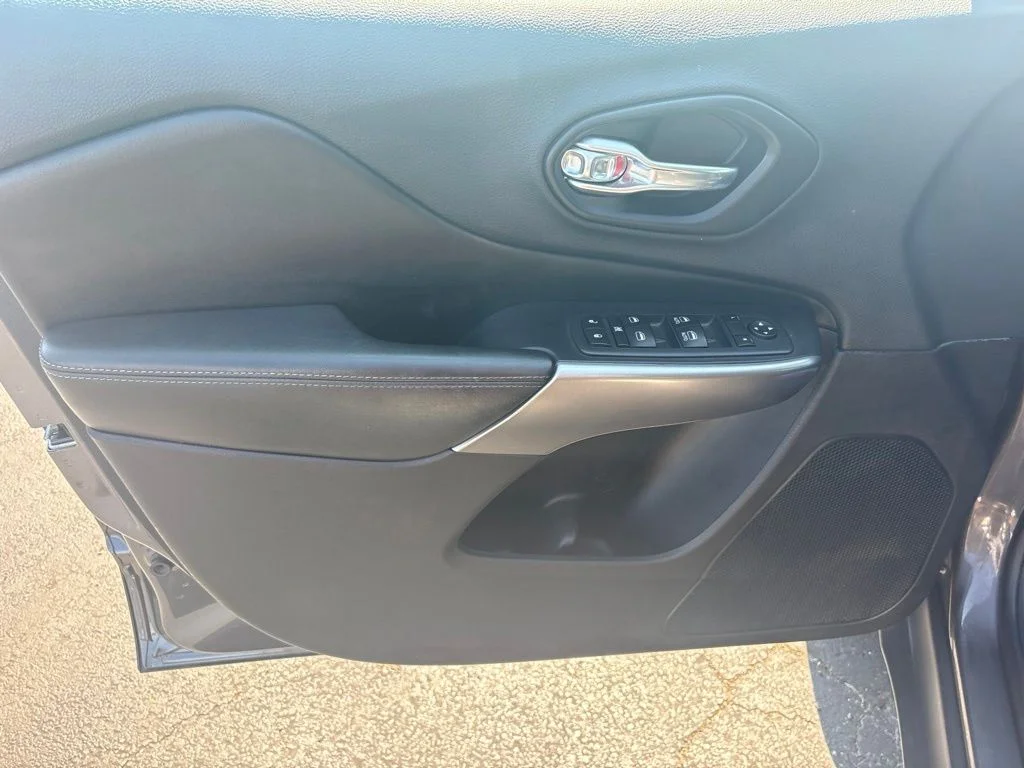 Used 2019 Gray Jeep Latitude Plus image 9