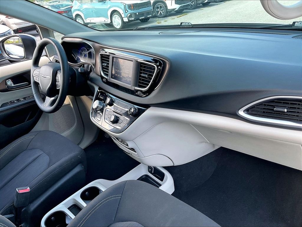 Used 2023 Silver Mist Clearcoat Chrysler LX image 13
