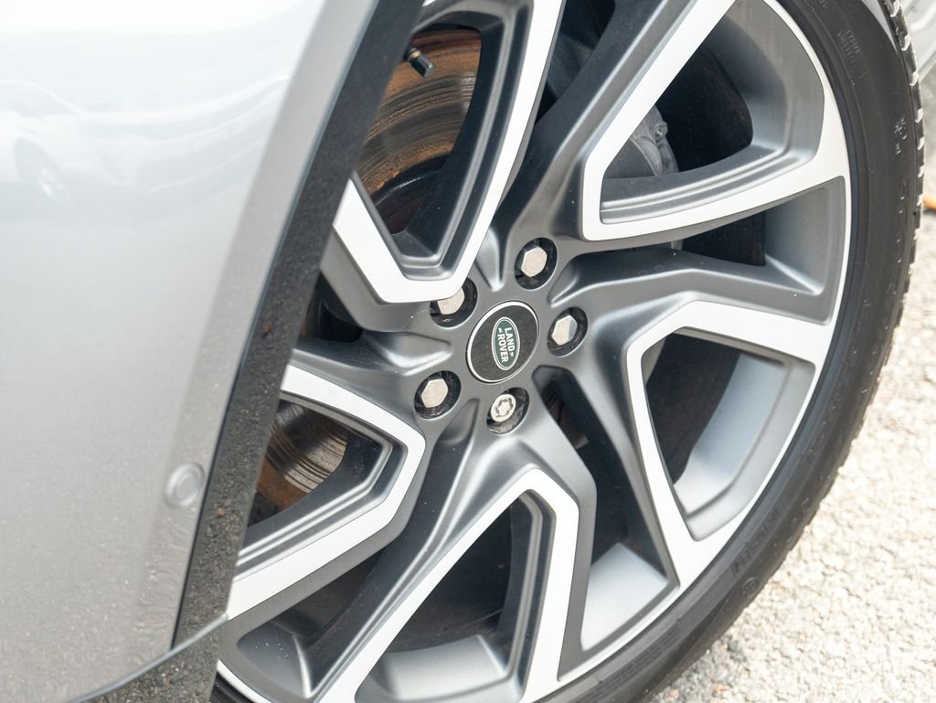 Used 2024 Gray Land Rover Dynamic SE image 9