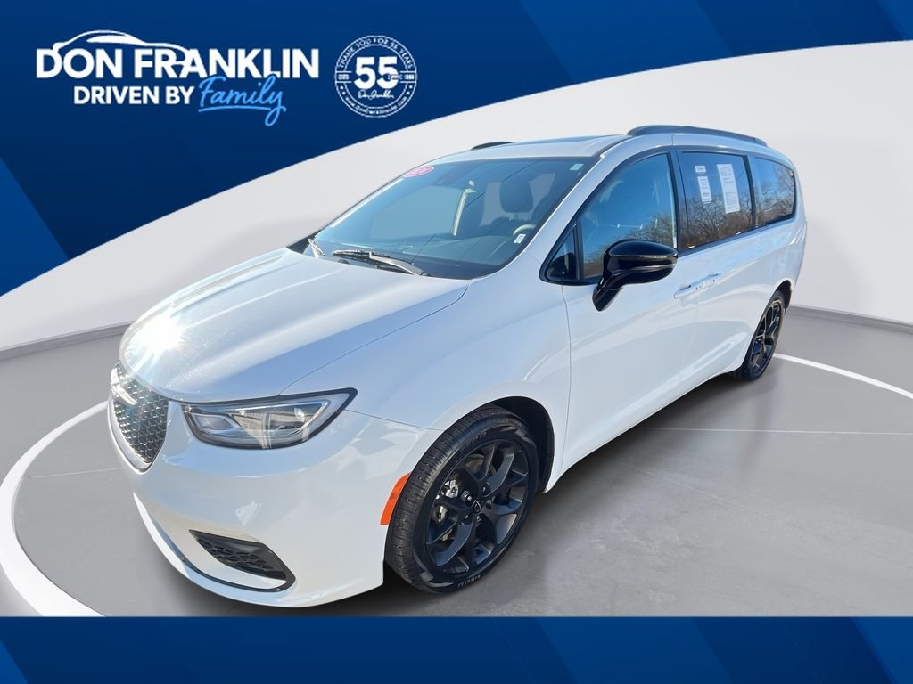 Used 2025 White Chrysler Limited image 1