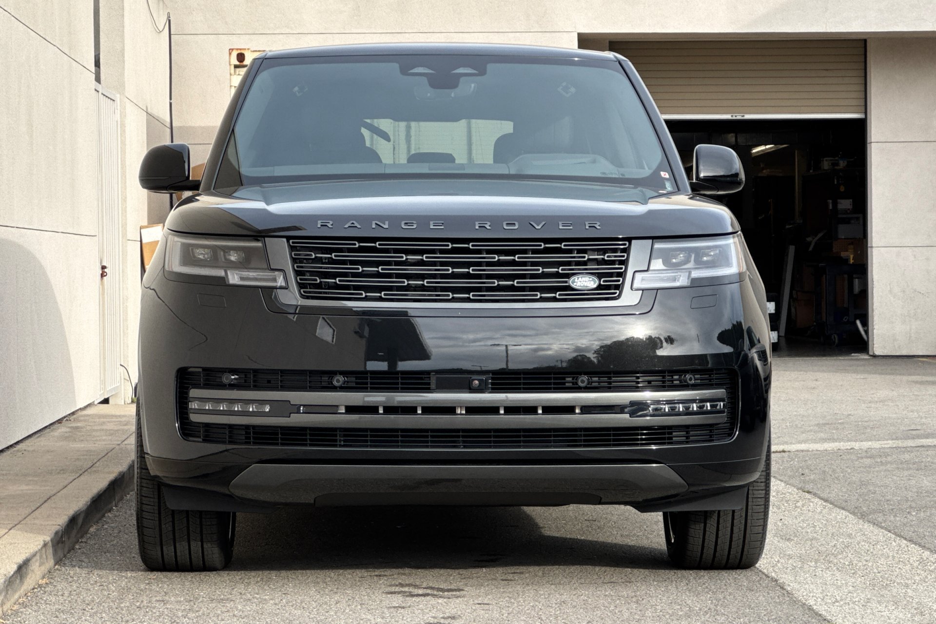 New 2027 Santorini Black Land Rover SE image 10