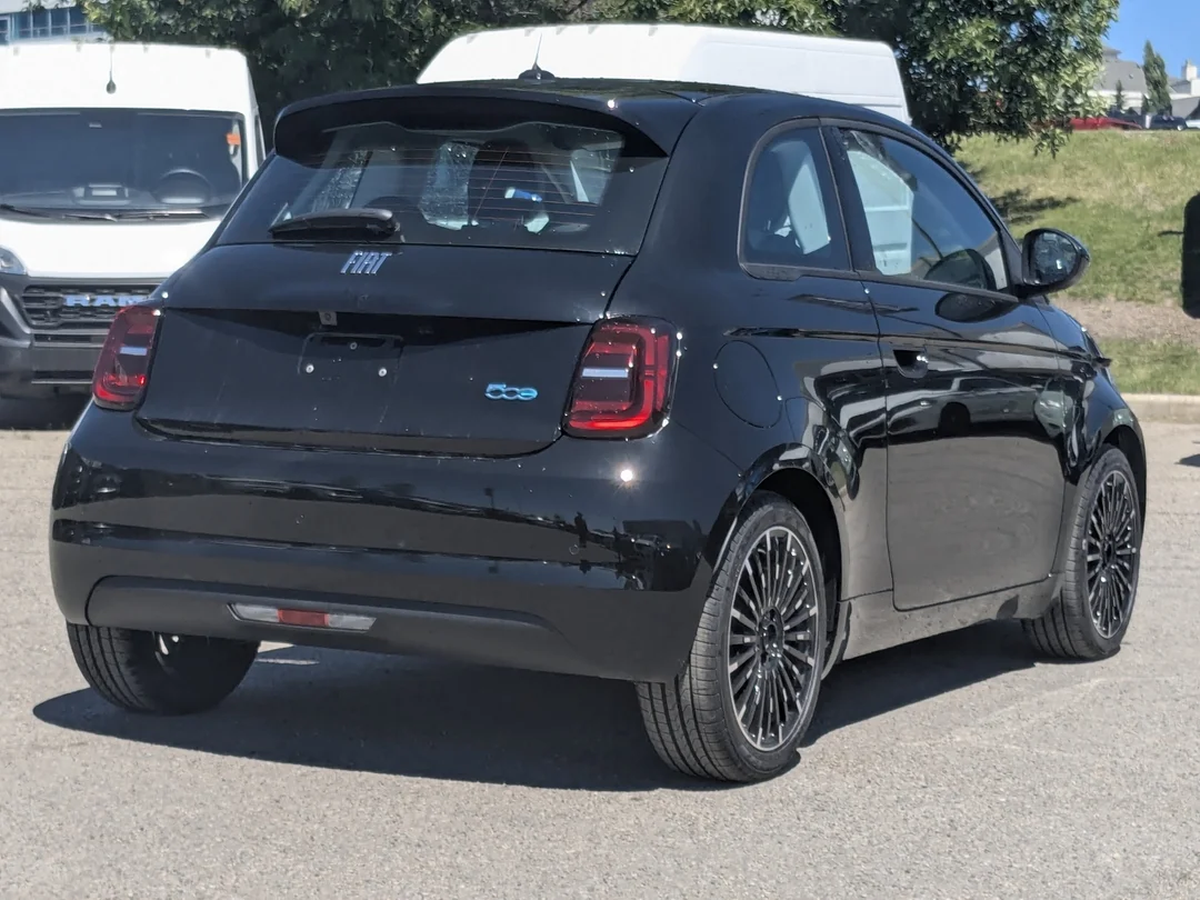 New 2026 Black FIAT Pop - - FWD - 42kWh Battery - Lane Keep Assist - Backup Camera - Keyless Entry & More! image 9