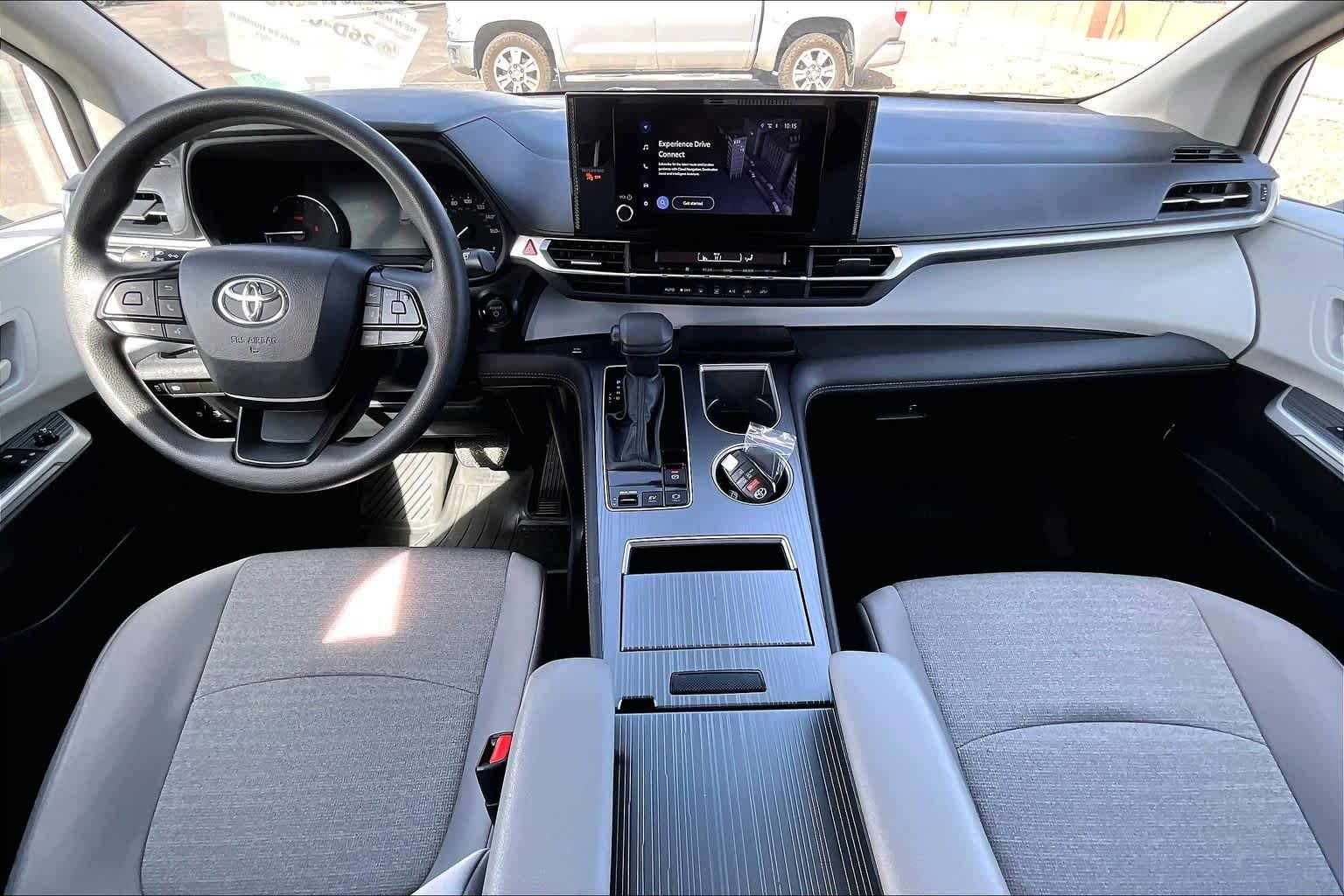 2025 Toyota Sienna LE - Photo 13