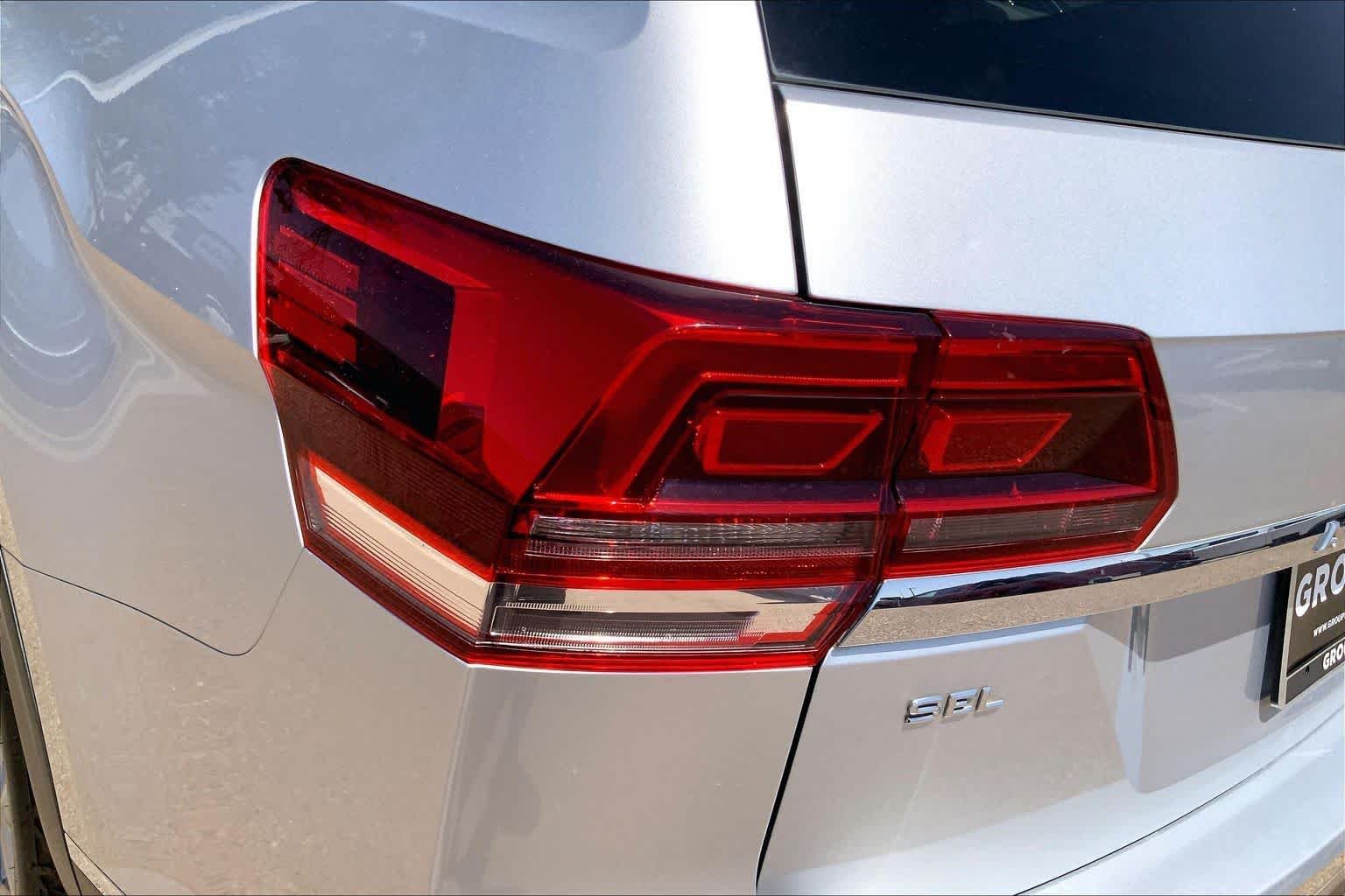 Used 2018 Reflex Silver Metallic Volkswagen 3.6L V6 SEL image 31