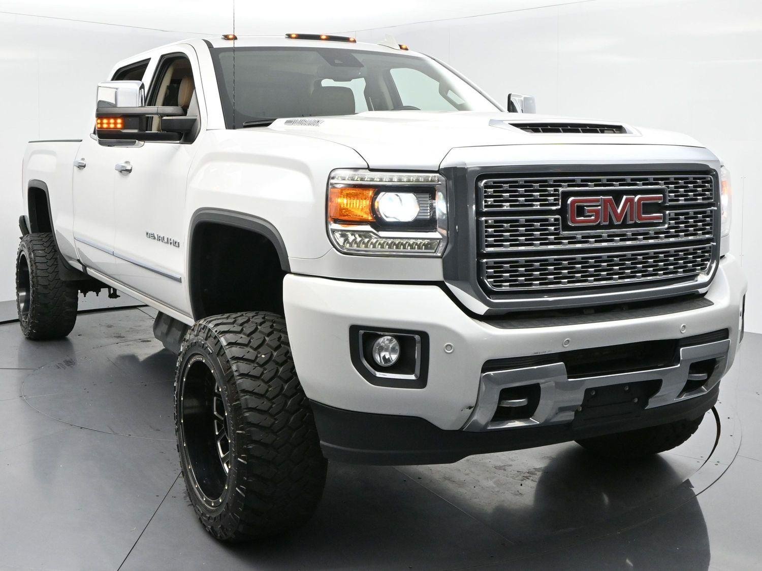 Used 2019 White Frost Tricoat GMC Denali image 2