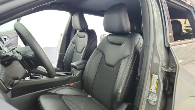 New 2027 Sting-Gray Clear-Coat Paint Jeep Latitude image 17