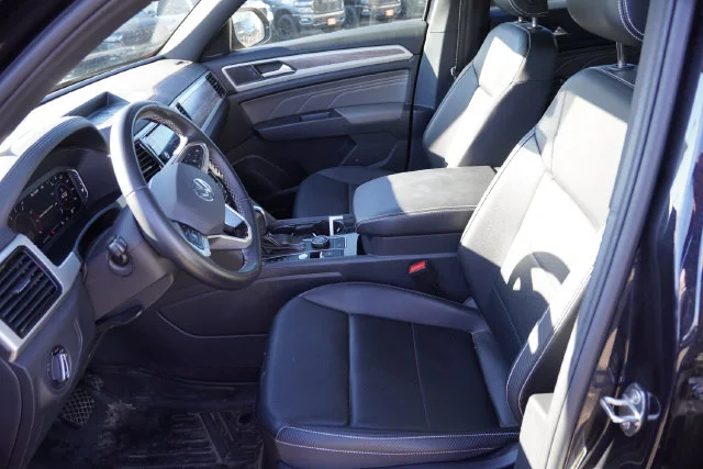 Used 2023 Black Volkswagen 3.6L V6 SE w/Technology image 4