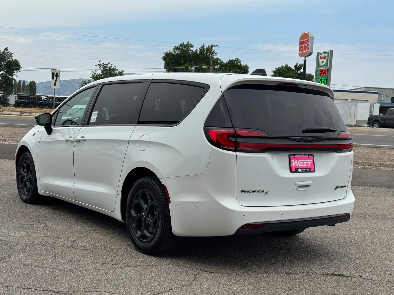 Used 2024 White Chrysler Select S Appearance image 10