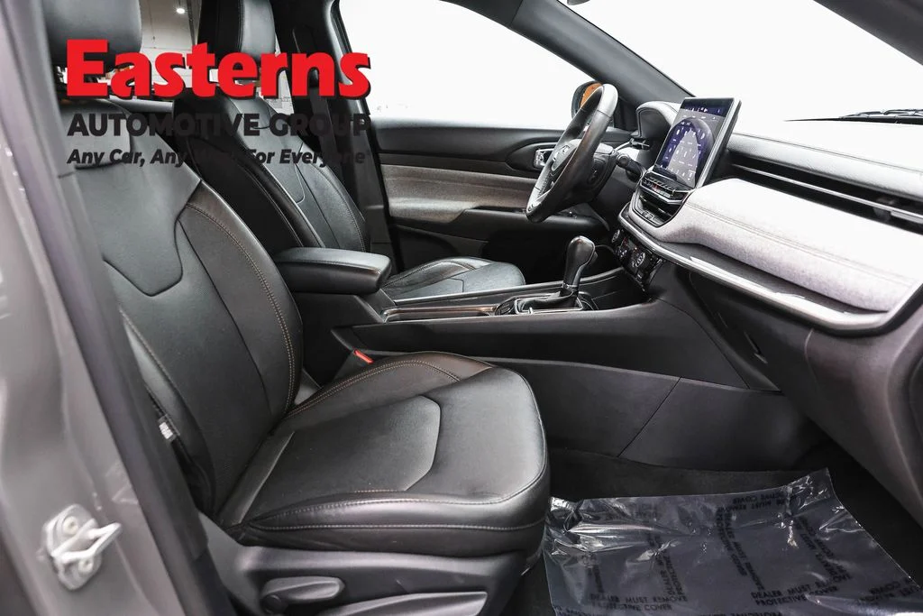 Used 2023 Gray Jeep Latitude Lux image 23