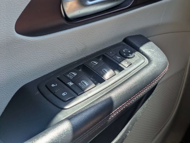 Used 2020 Silver Chrysler Limited image 24