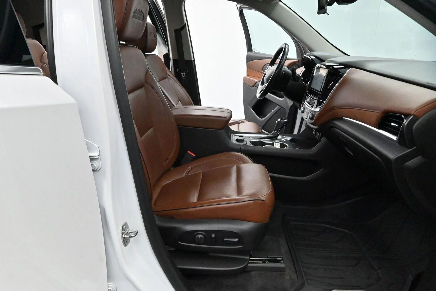 Used 2019 IRIDESCENT PEARL TRICOAT Chevrolet High Country image 38