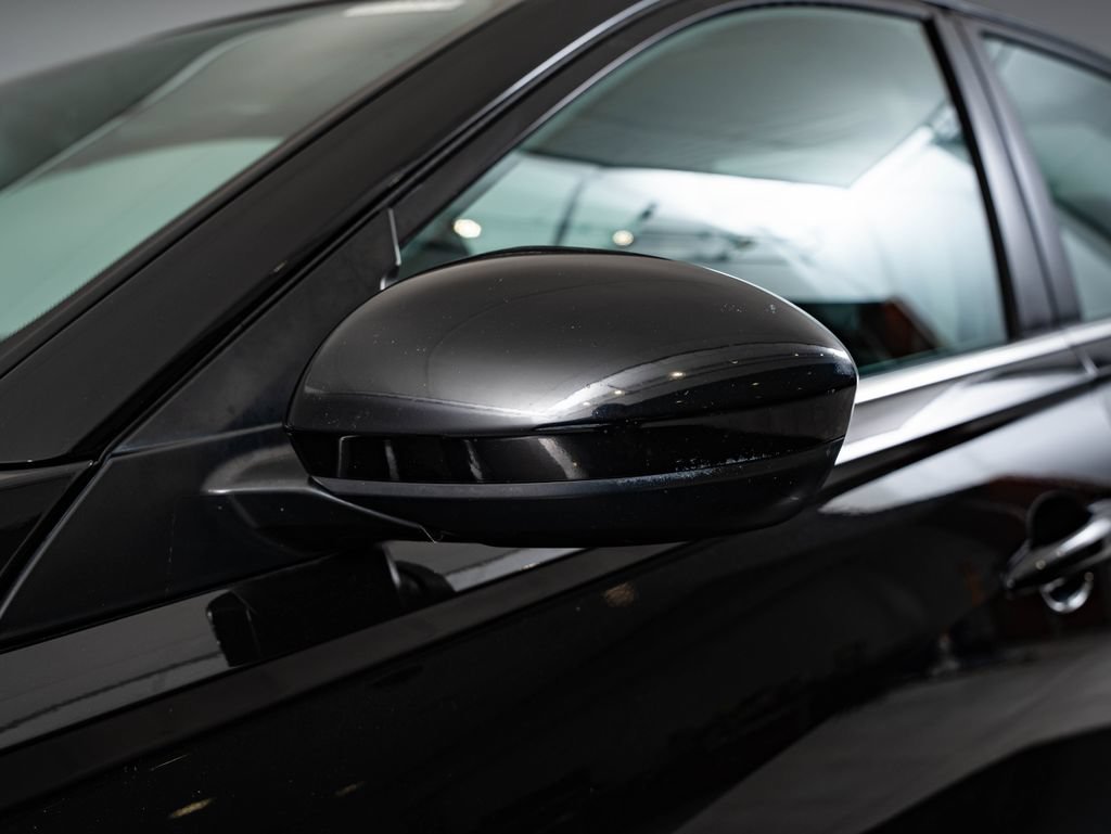 Used 2019 Super Black Nissan 2.5 SR image 16